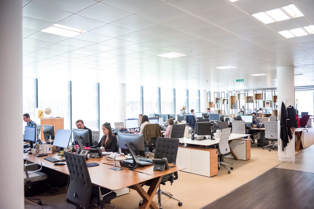 Quels facteurs permettent de créer un environnement confortable dans les bureaux ? CYRISEA vous répond et vous explique leur impact sur la santé des collaborateurs.